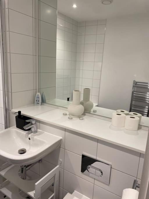 Modern Trafford 1Br Apartment-Free Parking-Cinema Room Manchester Ngoại thất bức ảnh
