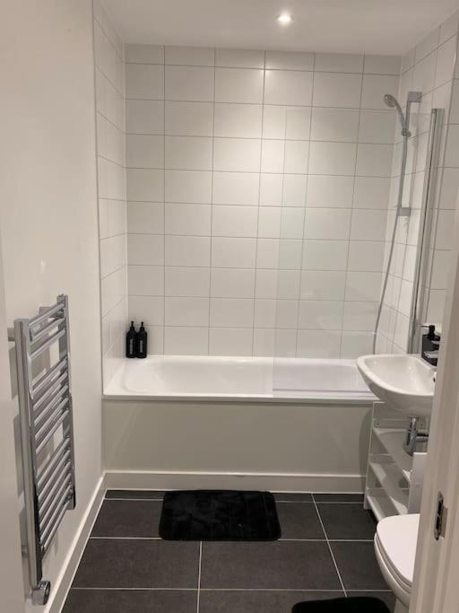 Modern Trafford 1Br Apartment-Free Parking-Cinema Room Manchester Ngoại thất bức ảnh
