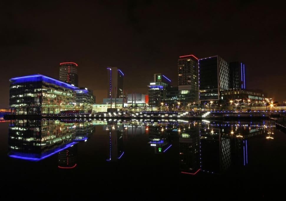 Modern Trafford 1Br Apartment-Free Parking-Cinema Room Manchester Ngoại thất bức ảnh